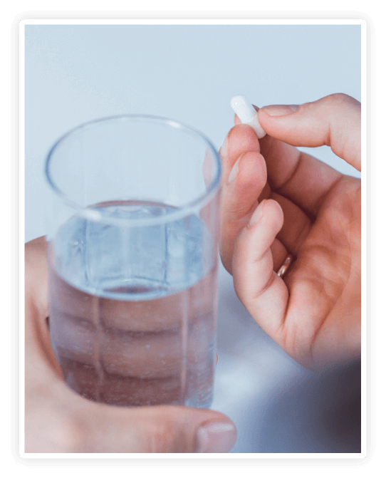 Glas Wasser zur Einnahme der LibiTonic Kapseln